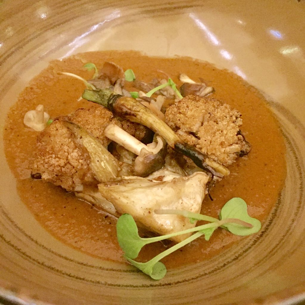 Este encacahuatado con chile pasilla mixe y coliflor rostizada de <a href="/AlamFlorian/">Alam Méndez Florián</a> está tan bueno que pedimos tortillas para dejar limpiecito el plato 😋 Seguimos en la cena-maridaje de <a href="/Patron/">Patrón Tequila</a> en <a href="/pasillodehumo/">Pasillo de Humo</a> #PatrónenPasillo