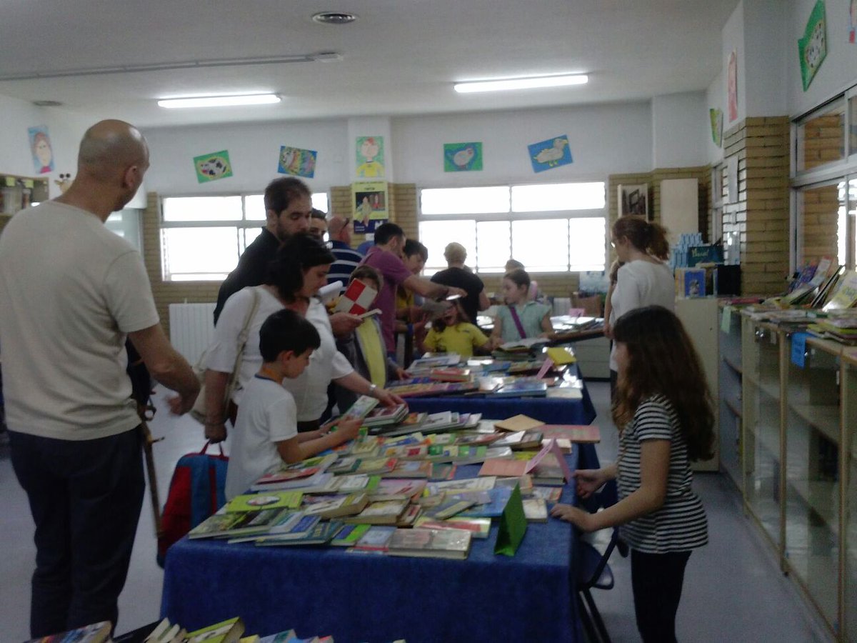 AmpaComenius's tweet photo. ¡Gracias por vuestra solidaridad! Mañana se cierra el mercadillo solidario ubicado en la biblioteca. Animaros a subir y descubriréis las últimas novedades.
De 11 a 11:30 y de 13:05 a 14:00 https://t.co/kE99R4pc4y