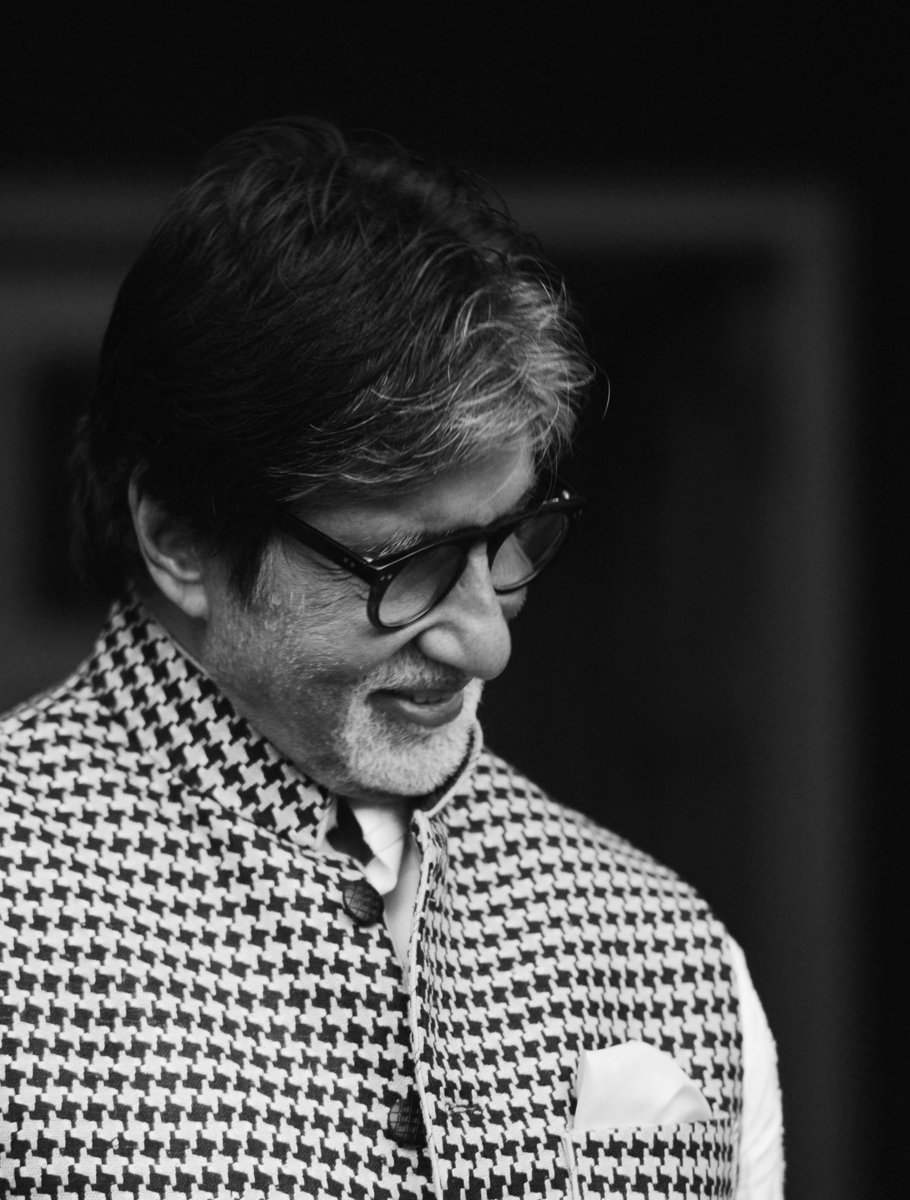 SrBachchan's tweet photo. T 2817 -" यारो नए मौसम ने ये एहसान किए हैं
अब याद मुझे दर्द पुराने नहीं आते "

~ बशीर बद्र
 
 the new season doth an obligation ; I remember not the hurt from that gone by ~ ab https://t.co/6lkqH4WgDJ