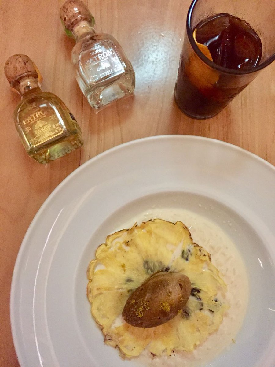 En #Oaxaca, el arroz con leche se sirve con garbanzos en miel de piloncillo; la versión de <a href="/AlamFlorian/">Alam Méndez Florián</a> de <a href="/pasillodehumo/">Pasillo de Humo</a> lleva sorbete de café y piña deshidratada, y es ideal en maridaje con un coctel de <a href="/Patron/">Patrón Tequila</a> XO (licor de tequila y café) con naranja 🍊☕#PatrónenPasillo