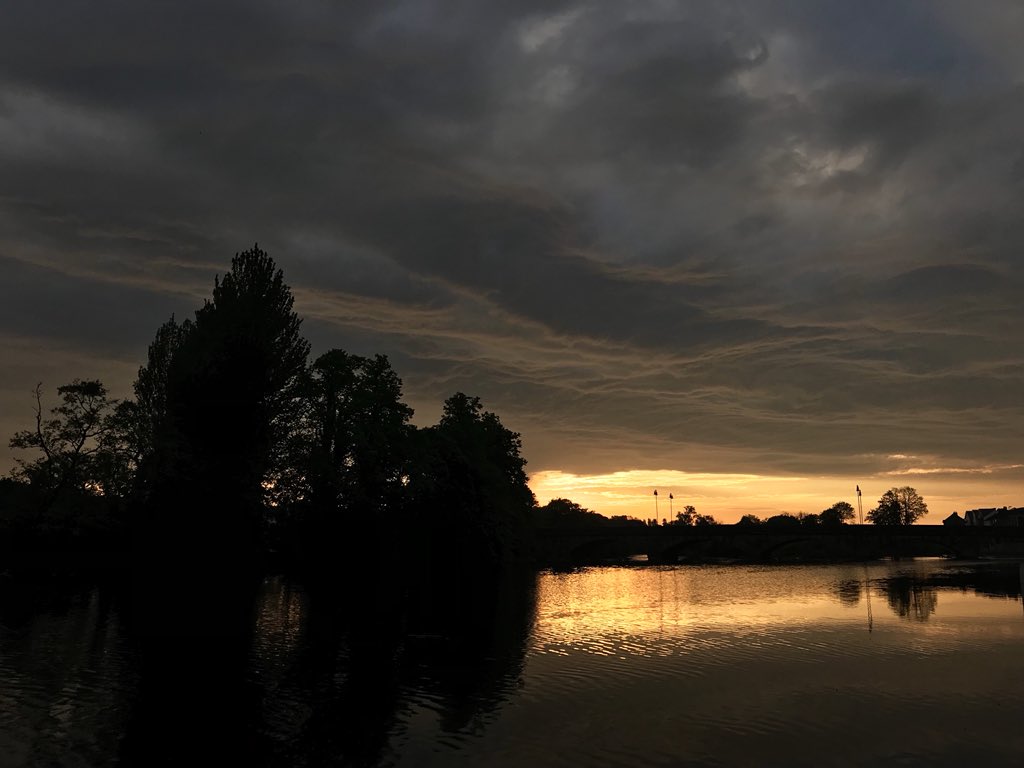 DecHPhotography's tweet photo. Beautiful start to the weekend over Kent Bridge on the River Blackwater, Fermoy #riverblackwater #fermoy #sunrisedaily #sunrise https://t.co/rI5q1qqC9H