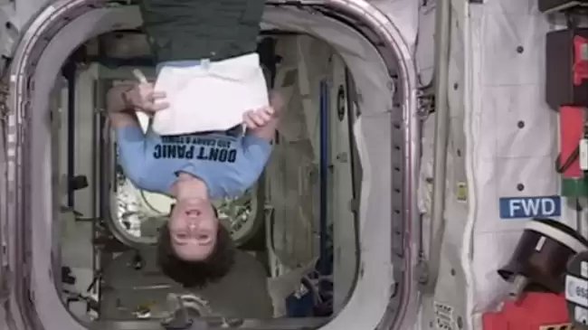 AstronautiCAST's tweet photo. Non scordate l'asciugamano prima di uscire di casa.
#TowelDay #DontPanic https://t.co/oCwhEENF4P