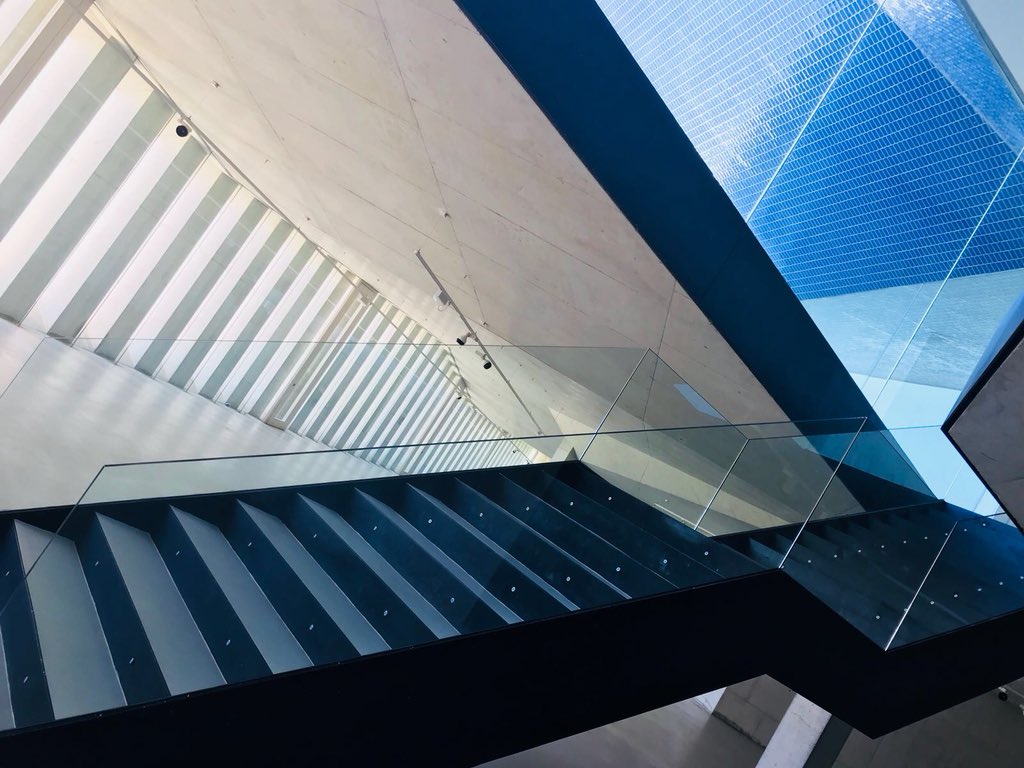 auditoriTM's tweet photo. Escaleras que nos conducen al #viernes 😉#Felizdía #auditoriteuladamoraira #unfaroabiertoalacultura ~
~
#espacios #design #salaexposiciones #interiores #trencadis #cultura #teuladamoraira #costablanca #arquitectura #architecture https://t.co/qPQ2zhn8rw