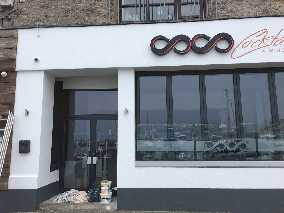 Wine bar complete in Brixham, white sandtex with charcoal grey to plinth 👍next week slightly bigger 😳 more scaffolding look out New Quay Inn .👌
