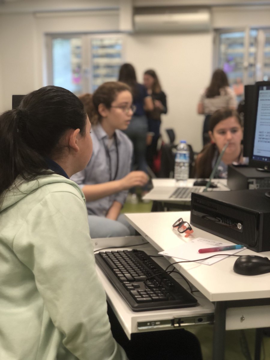 uaagirlsintech's tweet photo. UAA Girls In Tech kulübü öğrencileri Eğitim Bilimleri Ortaokulu 7.sınıf kızlarına Python ile kodlam eğitimi veriyor. Tüm mentorlarımızı kutluyoruz. #uaagirlsintech #uskudaramericanacademy #girlsintech #girlscode #girlscoding https://t.co/CG5yTRueZs