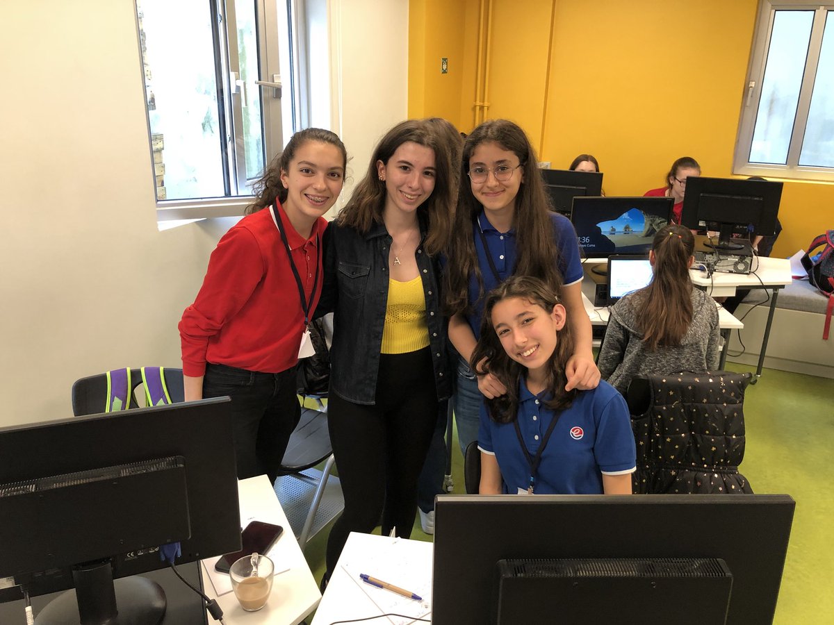 uaagirlsintech's tweet photo. UAA Girls In Tech kulübü öğrencileri Eğitim Bilimleri Ortaokulu 7.sınıf kızlarına Python ile kodlam eğitimi veriyor. Tüm mentorlarımızı kutluyoruz. #uaagirlsintech #uskudaramericanacademy #girlsintech #girlscode #girlscoding https://t.co/CG5yTRueZs
