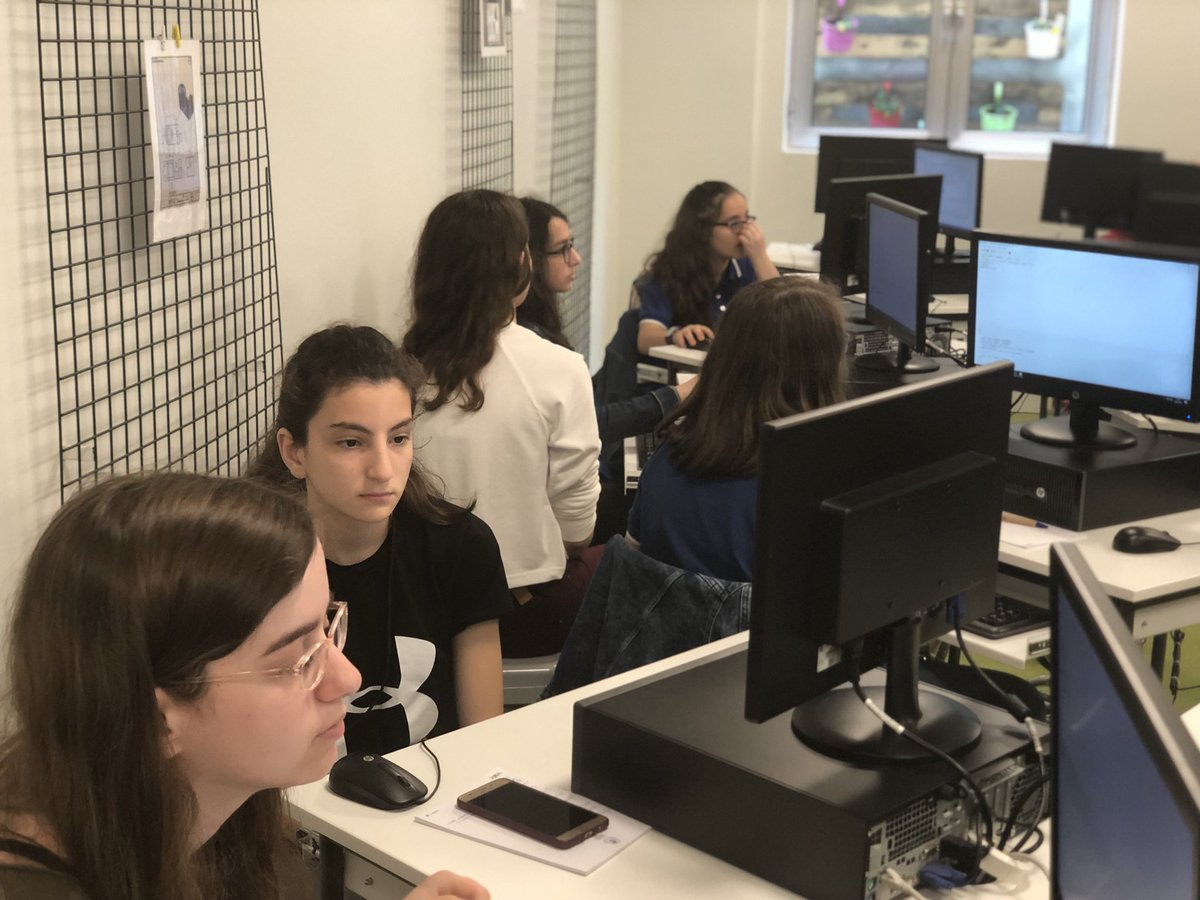 uaagirlsintech's tweet photo. UAA Girls In Tech kulübü öğrencileri Eğitim Bilimleri Ortaokulu 7.sınıf kızlarına Python ile kodlam eğitimi veriyor. Tüm mentorlarımızı kutluyoruz. #uaagirlsintech #uskudaramericanacademy #girlsintech #girlscode #girlscoding https://t.co/CG5yTRueZs