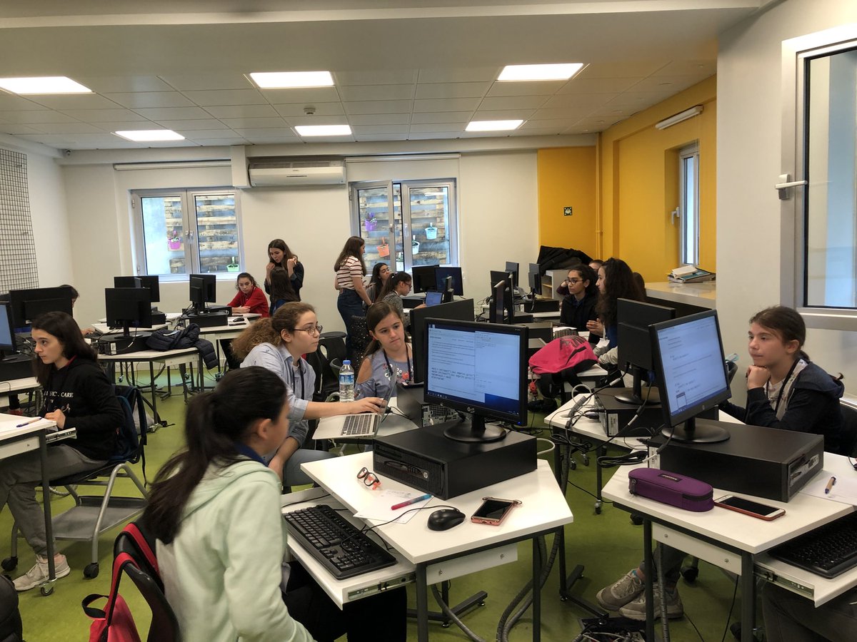 uaagirlsintech's tweet photo. UAA Girls In Tech kulübü öğrencileri Eğitim Bilimleri Ortaokulu 7.sınıf kızlarına Python ile kodlam eğitimi veriyor. Tüm mentorlarımızı kutluyoruz. #uaagirlsintech #uskudaramericanacademy #girlsintech #girlscode #girlscoding https://t.co/CG5yTRueZs