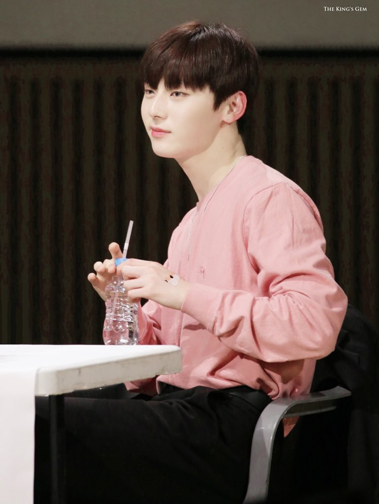 butterhwang's tweet photo. คอคนคนนึงมันต้องยาวเผื่อคนทั้งโลกขนาดนี้มั้ยเอ่ย… https://t.co/ozhTMuAGK2