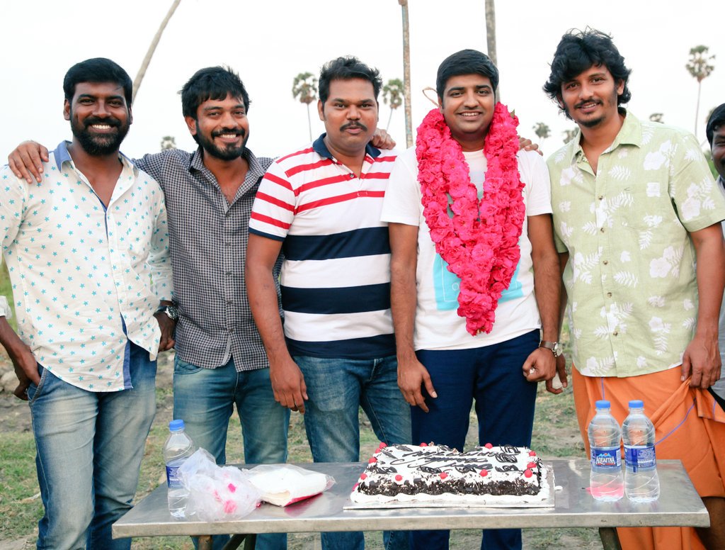 nandhusnv's tweet photo. @actorsathish Bday Celebration Pic's😍😍😍 @Actorjiiva Thalaiva new look , Muruku Meesa Swag ! :) Looking cuteee n Samiyar Vestiiii 😜😜😜
#Gorilla
#GorillaFirstLookSoon https://t.co/aBWqxAazDH