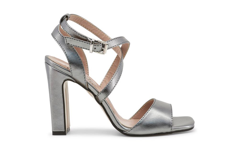 BuyNowIn's tweet photo. #ParisHilton. #Zapatos y #sandalias de #tendencia que brillarán en tu #look.
#moda #modayestilo #modaparafeminas #modafashion #modamujer #modafemenina #modaonline #instafashion #modafashion #tiendaonline #felizviernes #zapatosmujer #buynowin 
https://t.co/78KBTdocib https://t.co/I2AndXVu54