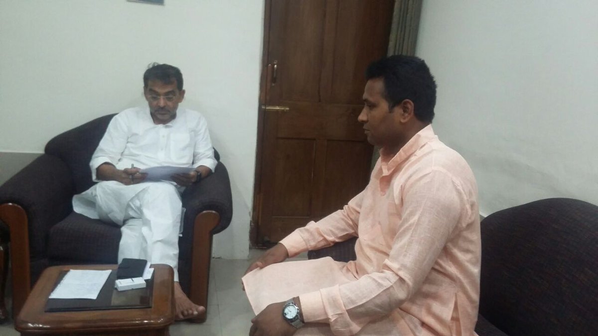 WebsonuKumar's tweet photo. रालोसपा के राष्ट्रीय अध्यक्ष सह भारत सरकार के केंद्र मंत्री उपेंद्र कुस्वाहा जी से मुलाकात कर पार्टी के पद से इस्तीफा दिए  रालोसपा जिलाअध्यक्ष हेमंत सिंह कुशवाहा सिवान और सह राष्ट्रीय अध्यक्ष जी का फैसला का सम्मान करते हुए अनेवाले अध्यक्ष को स्वागत करते है https://t.co/XyQt66GtHz