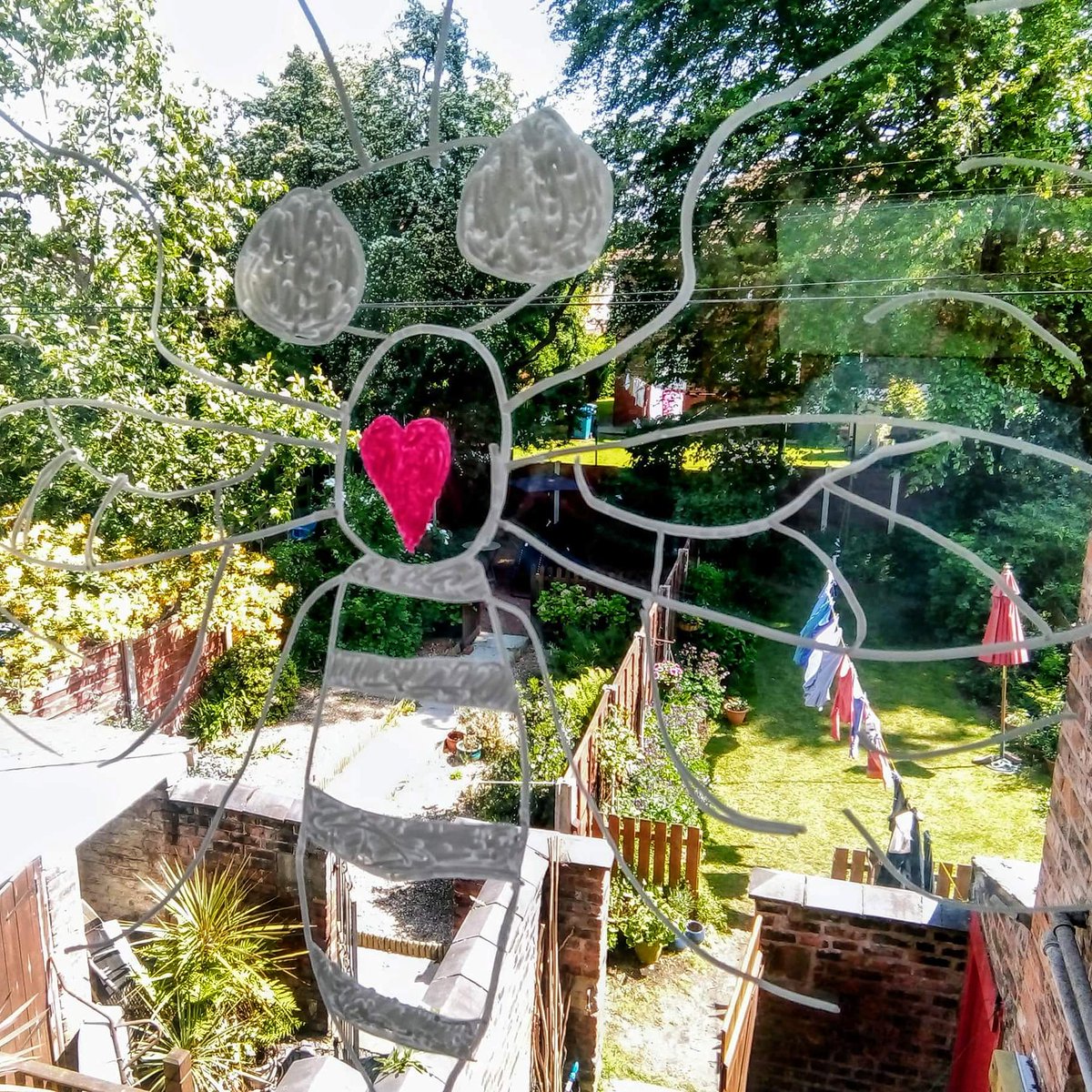 22BeesProject's tweet image. A lady messaged to say her son Eddie had been so inspired by our bees that he wanted to draw his own on his bedroom window - and his lovely mum even made a donation to our fund after sending us this photo! Thank you Eddie, you can come and draw with us any day! 🙌🏼❤️🐝