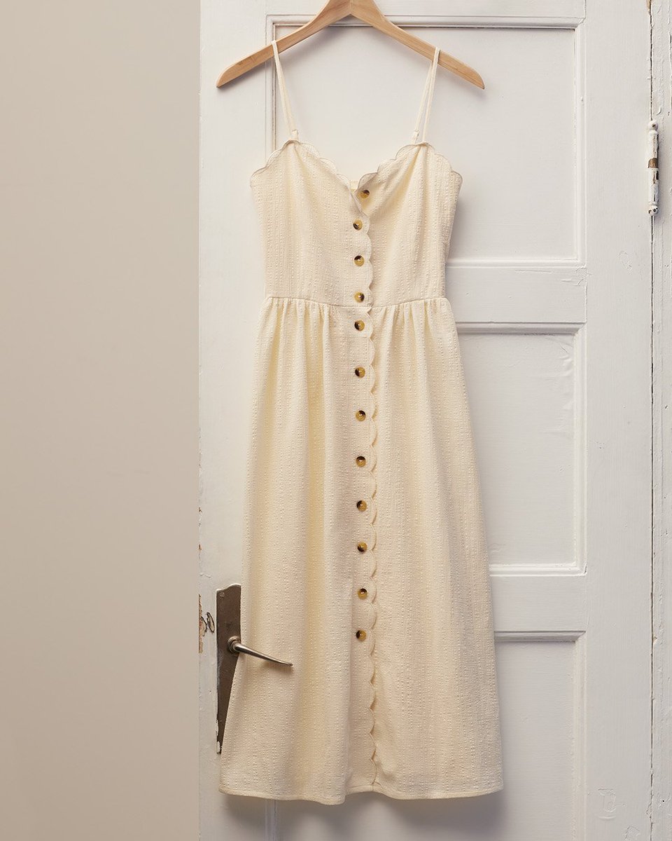 Button up your off-duty look! We love this bright dress with delicate  straps. Get yours now in store or online. https://t.co/YE50pgAKhk #HM