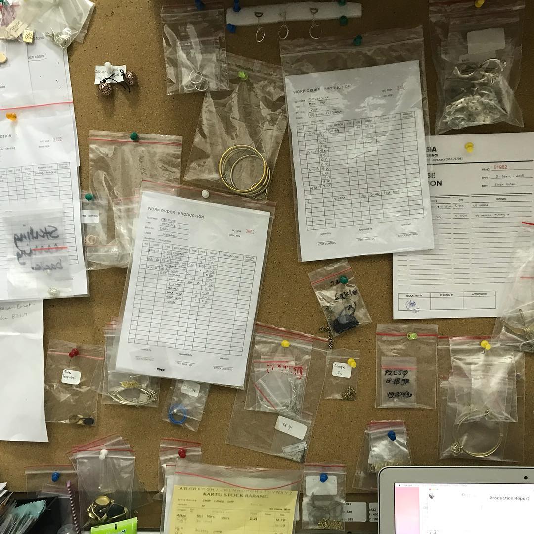 flowjewelrystd's tweet photo. In the stock room where all the work orders are bagged and distributed to the gold and silver Smithβs there has to be a board where all the little things that need to be kept in mind are pinned and not forgotten !
#jewelrystudio #jewelryproduction #silverjewelry #jewelrydesigner https://t.co/imYpAqWokp
