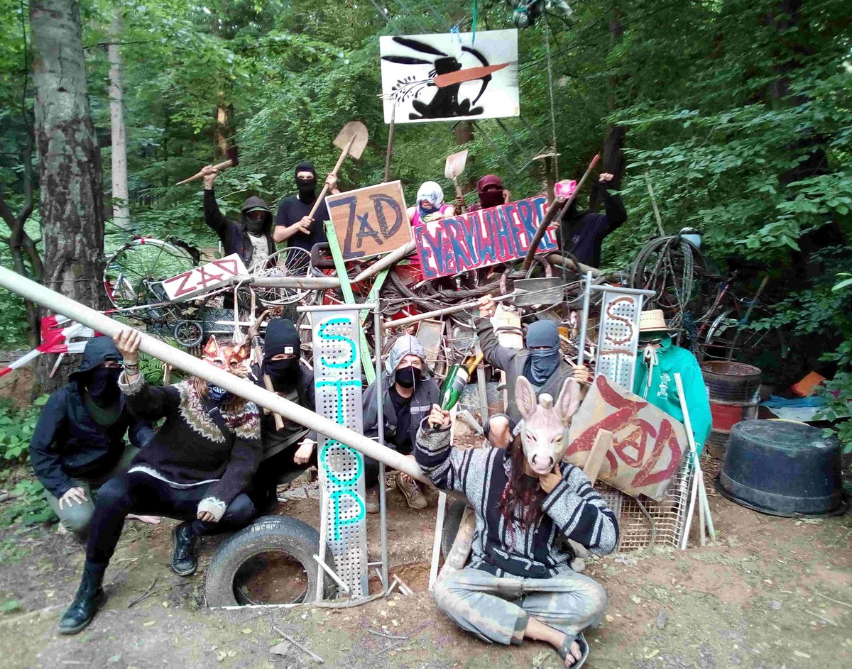 HambiBleibt's tweet photo. #HambacherForst to #ZAD #NDDL #Love #Solidarity & #Gratitude:
Open Letter from 1 Among Many:
https://t.co/De2TFoO8wd
"how appreciated crucial your contribtions & sacrifices became"
...."never forget that #Hambi its #treehoues is your home also"
#ClimateJustice
#EndeGeleande https://t.co/BgJP7XvPmr