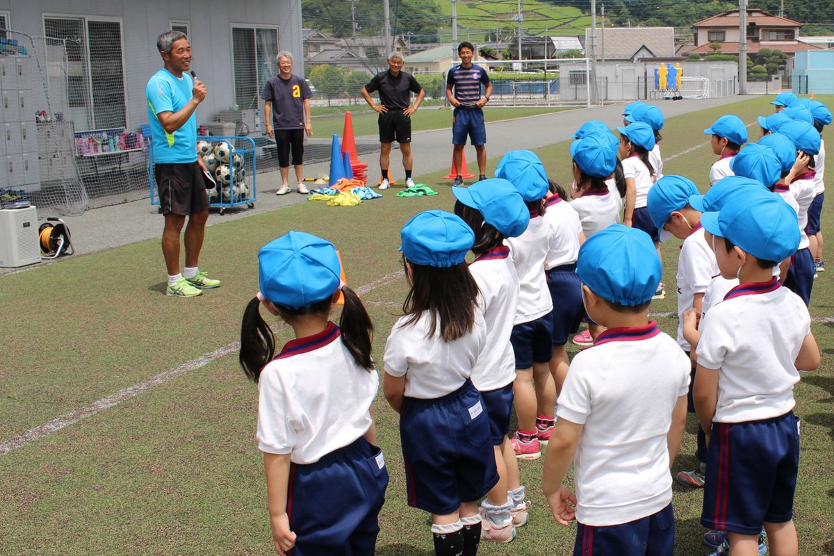 山梨学院幼稚園 公式 Ar Twitter スポーツデー 山梨学院和戸サッカー場へ行き 山梨学院高校サッカー部の監督 コーチと一緒に体を動かしてきた青組 年長 さん 暑い1日でしたが 水分補給もしながら元気いっぱいに走り回ってきました T Co Qmbcvpok6e