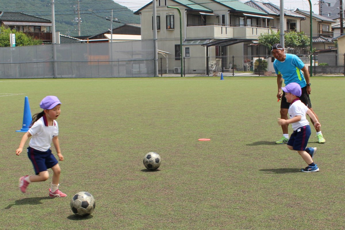 山梨学院幼稚園 公式 Ar Twitter スポーツデー 山梨学院和戸サッカー場へ行き 山梨学院高校サッカー部の監督 コーチと一緒に体を動かしてきた青組 年長 さん 暑い1日でしたが 水分補給もしながら元気いっぱいに走り回ってきました T Co Qmbcvpok6e