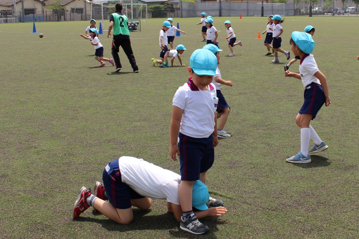 山梨学院幼稚園 公式 Ar Twitter スポーツデー 山梨学院和戸サッカー場へ行き 山梨学院高校サッカー部の監督 コーチと一緒に体を動かしてきた青組 年長 さん 暑い1日でしたが 水分補給もしながら元気いっぱいに走り回ってきました T Co Qmbcvpok6e