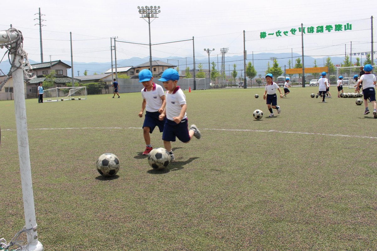山梨学院幼稚園 公式 Ar Twitter スポーツデー 山梨学院和戸サッカー場へ行き 山梨学院高校サッカー部の監督 コーチと一緒に体を動かしてきた青組 年長 さん 暑い1日でしたが 水分補給もしながら元気いっぱいに走り回ってきました T Co Qmbcvpok6e