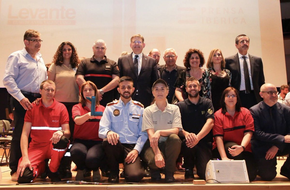 PCNaquera's tweet photo. Premios Levante 2018, junto a nuestros compañeros que trabajan en IF recogiendo el premio 🥇. #JuntosInvencibles #stopIF @GVA112 @BombersValencia @UBE_bombers @ube111betera @divalterra @APAMCV @brighelitransCV @rotosun @sisopuerto @generalitat https://t.co/88ZxfO5UPs