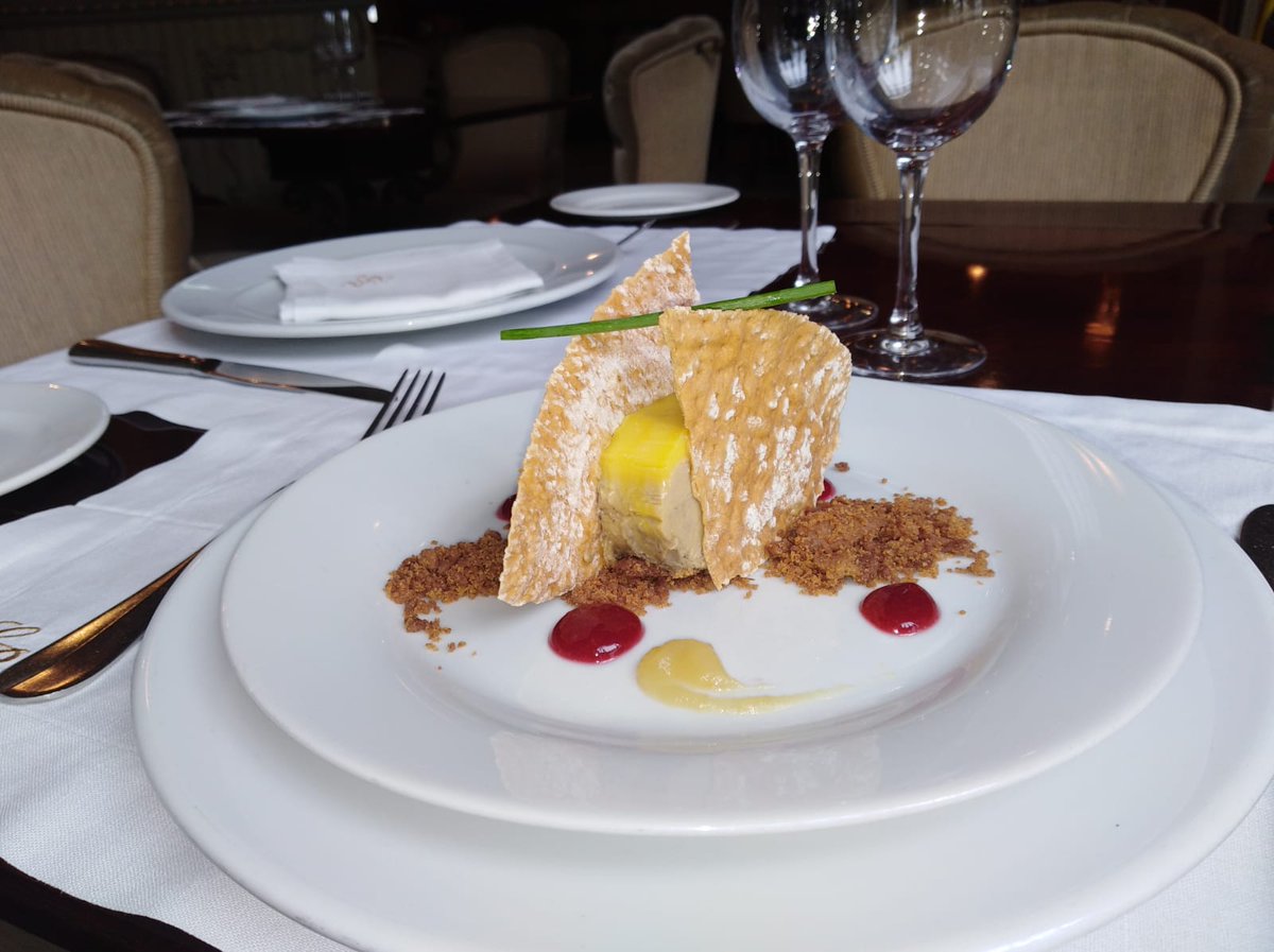 CafeRoyalty's tweet photo. ¡Ya está aquí el fin de semana! ¿Y si lo celebras con una tapa de foie casero micuit de pato? Está espectacular https://t.co/Y7mmXWoUrE
