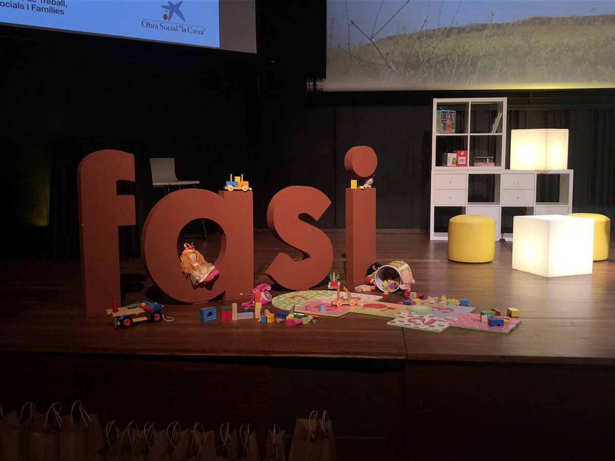 lluisrossell's tweet image. Familia i infancia. De la proteccio a l'emancipacio. #transformem #fasi