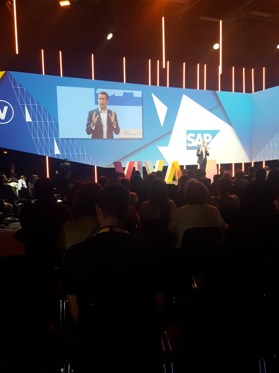 RomanLouise's tweet photo. Conférence avec Brian duffy sur les capacités humaines! #VivaTech https://t.co/duJ70sM1dK