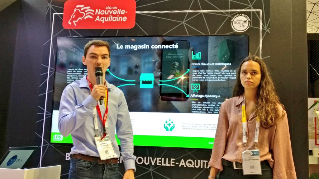 NvelleAquitaine's tweet photo. Louise et Benjamin nous présentent la startup @DynamicScreen dans la zone de pitchs de notre stand L14. Venez découvrir leur solution de diffusion de contenus dans les magasins et entreprises. #DynamicScreen #NouvelleAquitaine #Regionstartup #TeamNAqui https://t.co/FN9sEQP1c6