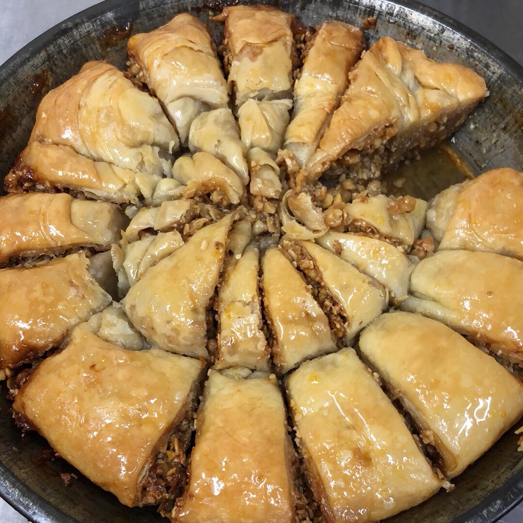 焼き菓子屋 Partager 特注色々 バグラバ 中東のお菓子になります ナッツをシュトゥルーデル生地で丸めてバターをたっぷり塗って焼き上げてます 焼き上がりに濃いシロップをこれでもかと塗ります 激甘にならないように シロップにオレンジの皮