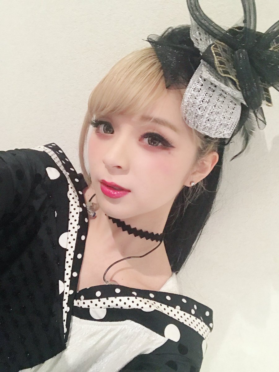 MARiA_GRND's tweet photo. ってなわけで、ダンサーズも共にっ！
いやしかし、めちゃ派手だな我ら。笑

久しぶりにこの衣装着たよ🤗 https://t.co/tgo5IPjQgJ