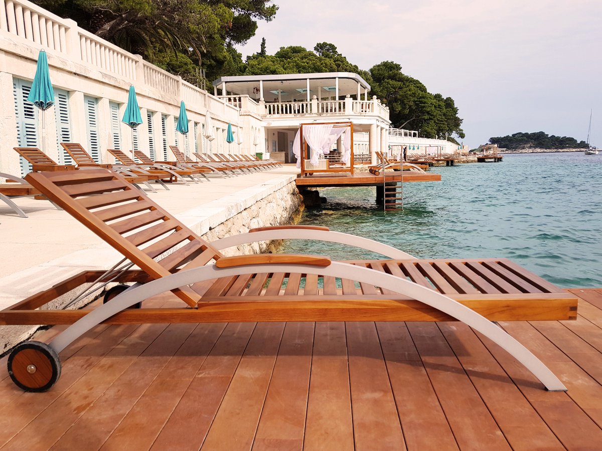SNSGroupHCF's tweet photo. Welcome to the Bonj Les Bains, Hvar!
SNS Group delivered premium outdoor furniture for this unique beach on Hvar island. Enjoy the sumer of 2018! 
 #SNSGroup #HauteCouture #Furniture https://t.co/R8Q8yFsBfA