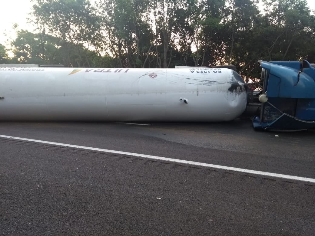 RadiologicoVial's tweet photo. Cerca de las 7am se registra  accidente que mantiene cerrada la autopista #México - #Cuernavaca. Una pipa cargada de gas volcó, por lo que @PC_Morelos y #PCuernavaca ya laboran en el lugar, el cual es resguardado por 
@PoliciaFedMx, @Bomb_Cuernavaca 
@CAPUFE https://t.co/img6NEnjH9
