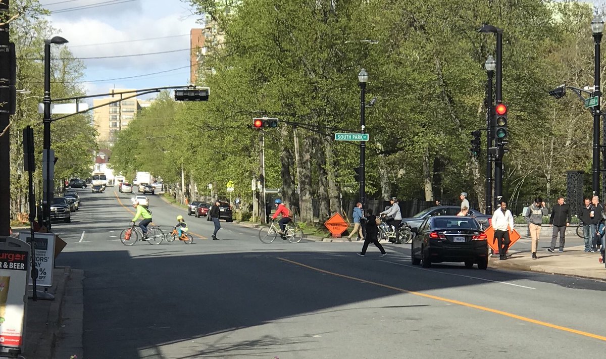Morning ‘rush hour’ yesterday. Six people on bikes crossing <a href="/SpringGardenRd/">Spring Garden Area</a> at 8:58am. #TheCityWeNeed <a href="/hfxplanning/">hfxplanning</a>