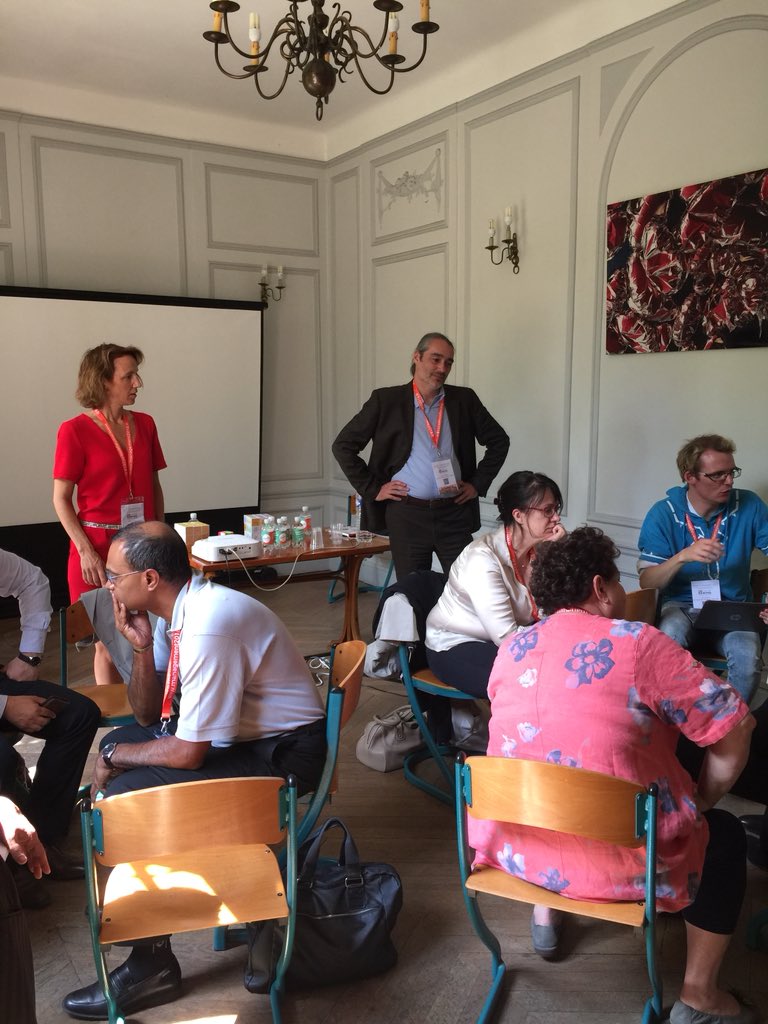 Isabelle_Barth's tweet photo. #pédagogie « Edutainement, être sérieux, sans se prendre au sérieux ? » quand les profs jouent en #colloque #méthode de #cubification Hélène Michel @Grenoble_EM https://t.co/LopWooxBwE