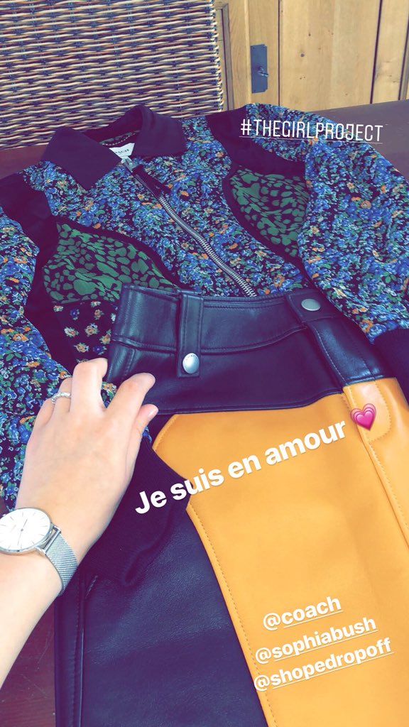 ItsMeMarylin's tweet image. J’en suis dingue, accro, fan, AMOUREUSE de cette tenue ! Elle est magnifique...... Et la veste me va 😭💗💁🏻‍♀️ ! Merci @SophiaBush 💋 #SophiaBushXedo #InsideEdo @shopedropoff