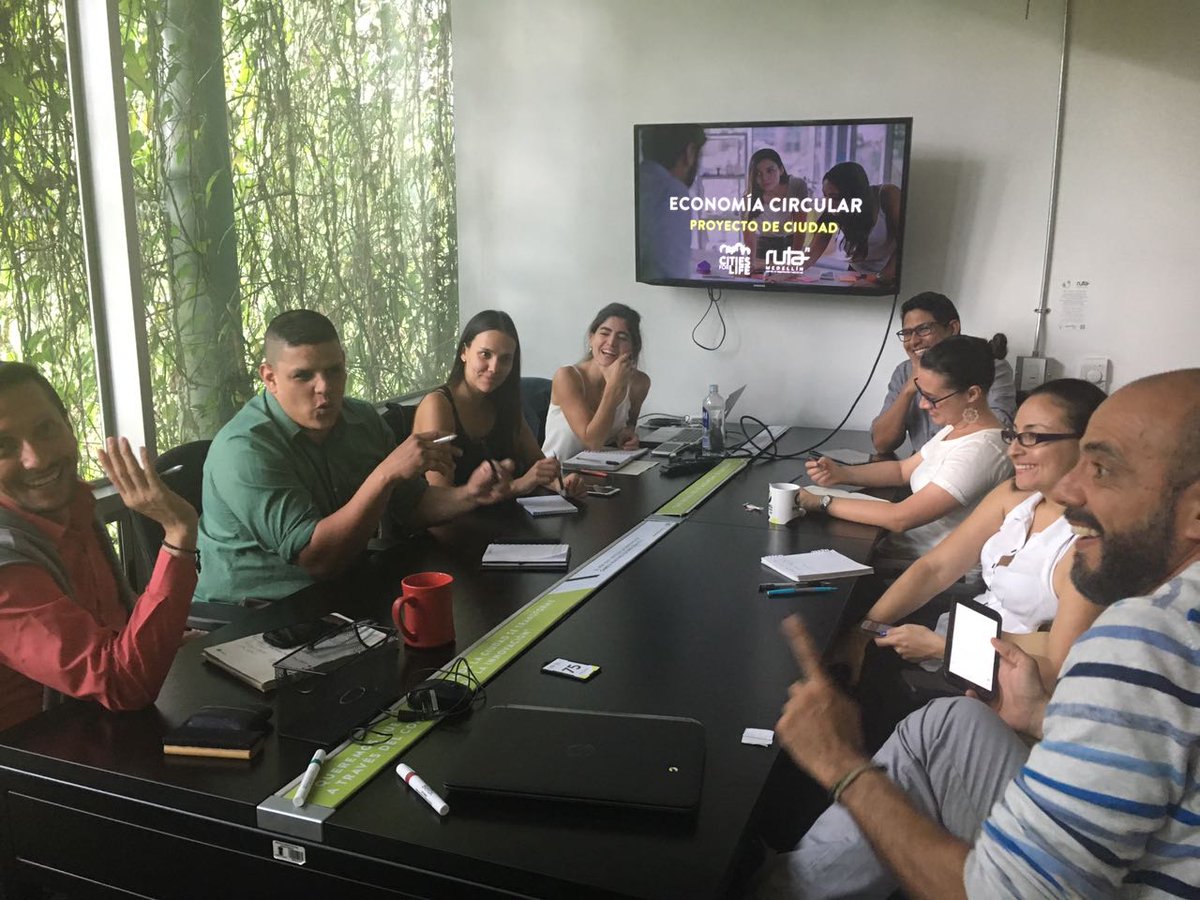 mimedellin's tweet photo. Escuchar nuevas ideas y aprender de ellas. Propuestas para trabajar por nuestros retos de ciudad llegan a esta mesa. ¡Espéralas! 🗒💡
#EconomíaCircular https://t.co/K8PMsIPyFU