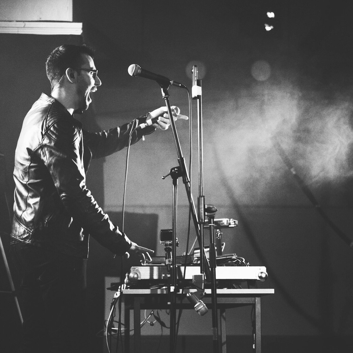 SKShlomo's tweet photo. #crowdsampling #livemusic #electronicmusic #newmusic #beatboxing #ableton #liveelectronics #beast #straightfromtheheart #soul #music #live #festivals pic by Richard Gardner live at @2qfestival last year :) https://t.co/WanLq0cek9