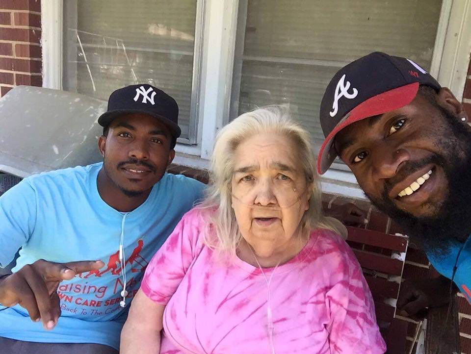 HomaBashNews's tweet photo. “Raising Men Lawn Care” is a group of young men who mow the lawns of elderly and disabled people free of charge. @iamrodneysmith mowing lawns in all 50 states. #GoodNews https://t.co/5iGGerPGaQ