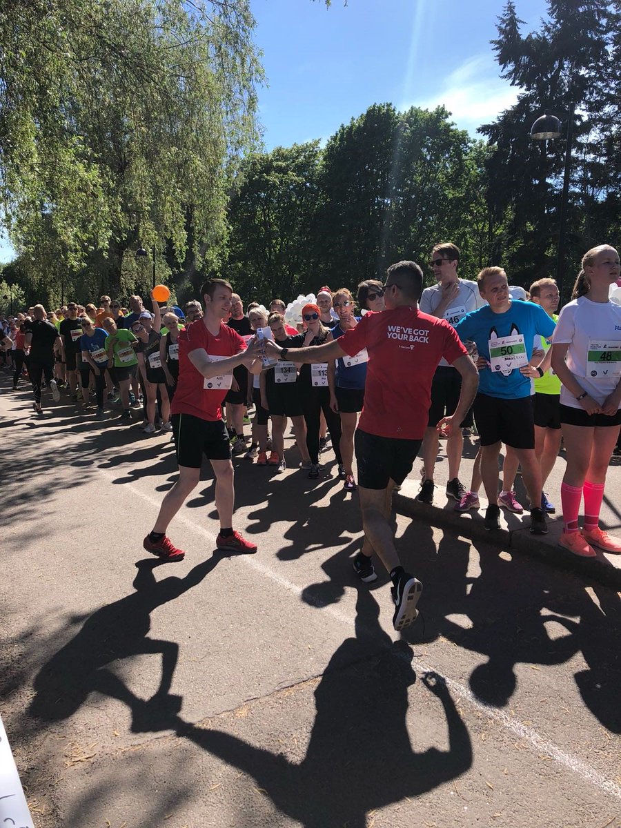 withsecure_FI's tweet photo. Viestikapula vaihtuu juoksijalta toiselle ja meno jatkuu! Pian maaliviiva häämöttää. @Yritysmaraton #yritysmaratonviesti #ymv #ymv18 https://t.co/9ZCmWRD8Eo