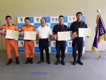 えるいー Le装備 消防は公務員 だけど民間にも消防組織がある いわゆる空港やコンビナート内の消防隊がそれ 関西国際空港 セキュリティは関空の警備 消防を行う民間企業ながら 自前の救助隊も持っている そしてこの救助隊 大阪府の救助専科 救助隊員 えるいー Le装備 消防は公務員 だけど民間にも消防組織がある いわゆる空港やコンビナート内の消防隊がそれ 関西国際空港 セキュリティは関空の警備 消防を行う民間企業ながら 自前の救助隊も持っている そしてこの救助隊 大阪府の救助専科 救助隊員