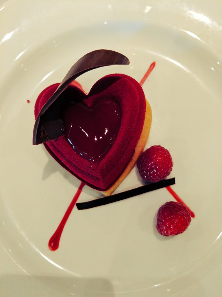 GemmaLWithers's tweet photo. I โค๏ธ Princess Cruises, my dessert is just too pretty to eat! #DrinksOnSchofe #GenerationCruise @CLIAUK https://t.co/9U8mbpgxj6