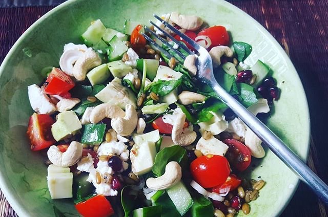 Pretty pleased with my 3-minute post-gym #booster lunch! Grains (freekeh), fruit and veg, (spinach, tomato, spring onion, cucumber, avocado, pomegranate seeds) and protein from cashews and feta. Add oil or dressing for extra calories #quicklunch  #energyboost #healthycalories