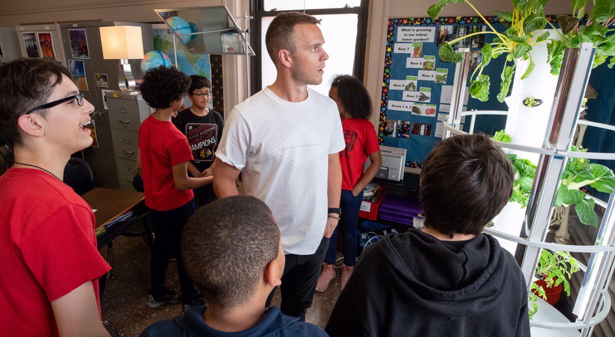 MitchellBobcats's tweet photo. Bobcats and #Blackhawks! We were thrilled to show off our awesome tower garden to #JonathanToews. Thank you to his foundation for this incredible learning experience. We love gardens, greens and healthy living! https://t.co/H8ATziWaho