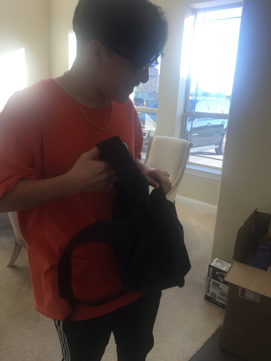 MariaEAMorales's tweet photo. He's finding his pen to use on his last day of high school today❣️
🙏🙂
#LoveYouSonSoMuch
#SoProudOfYou
#Graduate
#ClassIf2018 https://t.co/jJlRYlmN2y