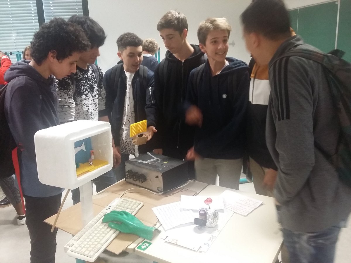 Hypatie's tweet photo. Bravo et merci à tous les élèves pour leur écoute et implication dans les ateliers artistiques et scientifiques de la journée #ECOBIM ! Merci à tous les scientifiques #EPOC et aux artistes #régénération33 @RomanKroke https://t.co/OE3HpNPtxB