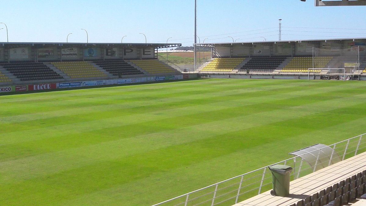 X 上的 Cantera CD San Roque de Lepe：「Así luce el escenario de la VI Edición del Torneo de Fútbol Base 'Ciudad de Lepe'. Estadio Ciudad de Lepe. Espectacular aspecto gracias a @Tecniturf. #