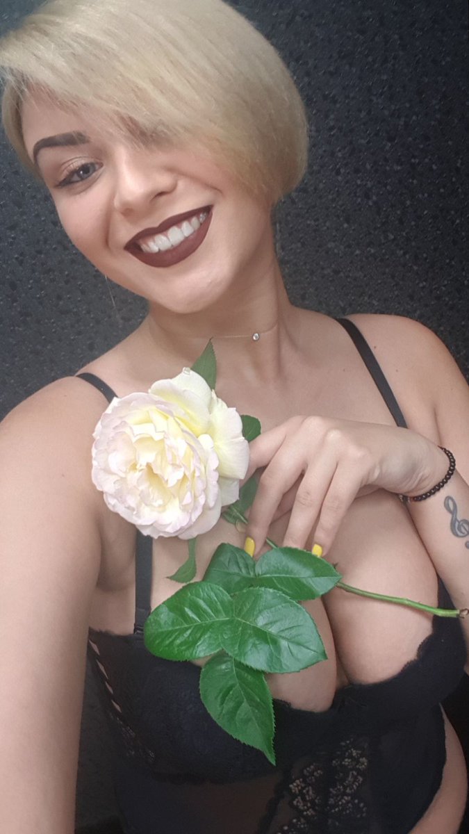 AshleyTop7's tweet photo. Leave it away the rose, do you like my boobs?
😊😊😘😋❤️❤️❤️
@LiveJasmin 
https://t.co/ofzHPTXItA
https://t.co/rMHGPR8iZL https://t.co/z3cfN5n3UC