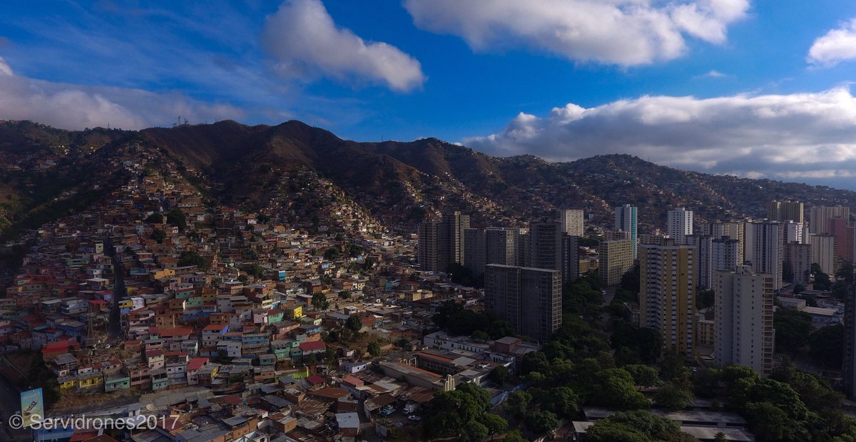 servidrones2017's tweet photo. Conoces #caracas Que Barrio es este??...sígueme #servidrones2017 #conocevenezuela #caracastagram #djiphantom4 #djiphantom4 #eluniversal #elnacionalweb #venezuela #vallecoche #panamericana #avila #caracas_estrella #elvalle #25May https://t.co/x5knW9nC3T