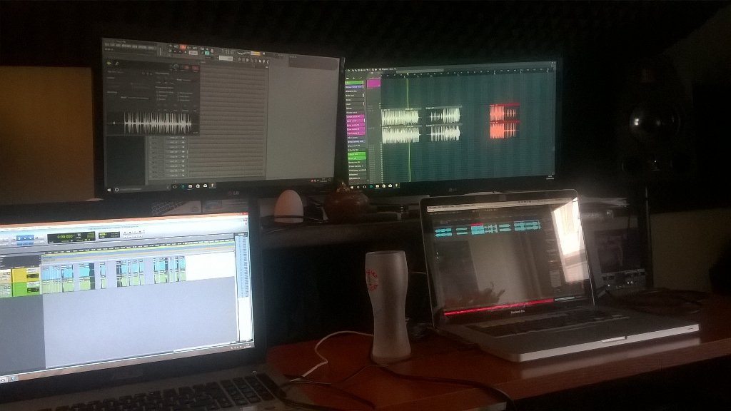 abatsproject's tweet photo. #new #track #mixing #Guitar #drum #synth #madness #happines #work #kalcguitar #Novation https://t.co/5k3LCzxsqk